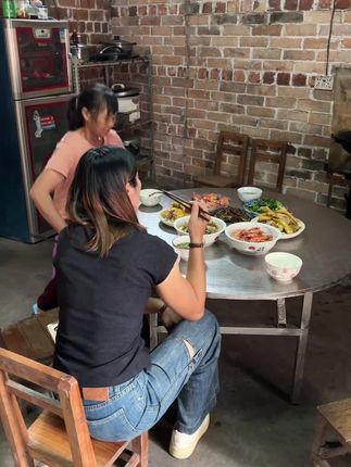 现在我才知道,不是每个中秋都会团圆,也不是每次想念都会相见,熟悉的地方再也寻不到父亲的身影,无法表达的遗憾,无法诉说的思念都埋藏在心底里吧#中秋节快乐 #中秋思念亲人