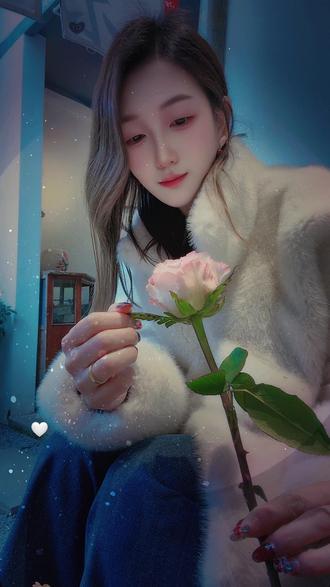 樱花树下站谁都美,我的爱给谁都热烈,不是你好是我好