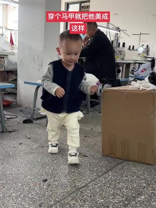 哈哈,穿个马甲看把他没的#马甲 #羊糕绒马甲