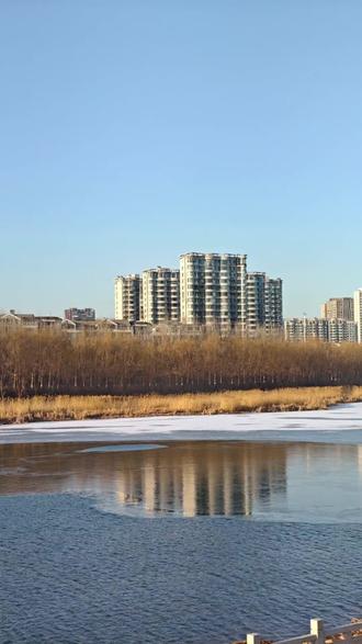 三八妇女节,愿每一位她,不被年龄定义,不被世俗束缚,活成自己的一道光……#三八妇女节#传统古诗词#热门 #家乡美景#手机摄影