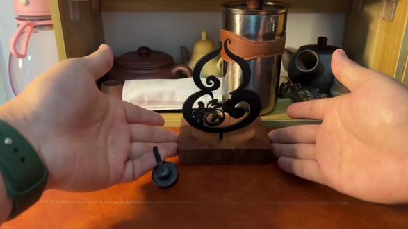 喝茶与《剑来》 一杯茶里,藏着一整个江湖!今天带你用《剑来》的方式喝茶!
💧 静心=放过杂念
泡茶前清空自己!学学陈平安,把烦心事统统"放过"
🔥 温杯=夯实根基
烫壶温杯不能省!这就是陈平安的"顺序" - 根基不稳,别谈大道!
⚔️ 冲泡=剑修出剑
水一冲!剑就出!要的就是快准稳!
🛡️ 出汤=利刃归鞘
茶汤分离要干脆!就像高手收剑,绝不拖泥带水!
🌿 品茗=回味得失
小口慢饮细品!就像复盘每一剑,苦尽甘来才是人生!
🫗 空杯=永怀期待
喝完清杯!下一泡更好!修行之路,永远热血永远少年!
💫 从一杯茶喝出整个江湖!这就是《剑来》教我们的修行!
#剑来 #享葫水杯 #茶文化 #茶话慧 #茶哈尔