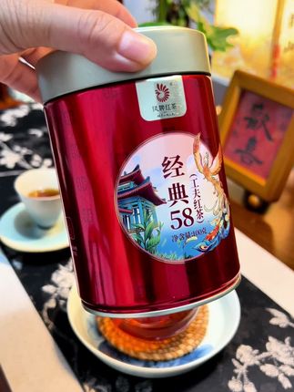 来自云南凤庆的凤牌经典58口粮茶,干茶条索紧结,乌黑油润,内质香气馥郁悠长,入口滋味醇厚,茶汤橙黄透亮,叶底饱满肥硕,非常耐泡。无论是新茶友还是老茶客都喜欢它的味道,好喝不贵#凤牌经典58滇红茶 #经典口粮茶 #与茶相伴的日子 #今天你喝茶了吗