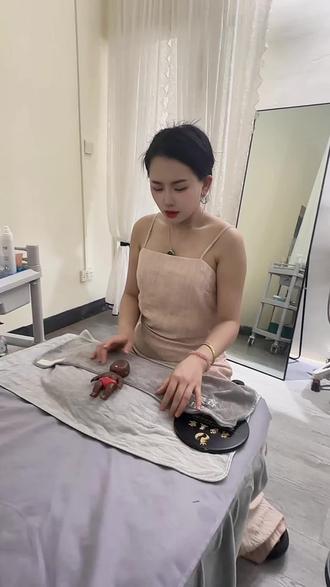 我们今天来服务一个外国朋友“娜塔莎”第一次接待外国人好紧张哈哈哈哈#美容手艺人认真工作的样子 #美容师的工作 #美业人 #老板娘日常 #娜塔莎