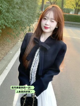 救命!这套法式轻奢套装直接封神!2025早秋王炸组合—— 亮片小香风外套贵气拉满,正肩设计秒变直角肩,系带收腰显腿长,蕾丝拼接半裙垂感绝了,A字版型藏胯显瘦,155穿也有165既视感! 重工亮片自带高级滤镜,单穿配短靴是冷都女,叠穿大衣更显贵气名媛。焦糖+香槟金配色温柔不挑皮,黄黑皮穿也能逆袭冷白皮,约会逛街直接美到出圈! #早秋轻奢穿搭天花板 #小香风外套 #蕾丝拼接 #贵气名媛风 #春秋穿搭