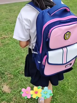 新学期少不了新书包!孩子快开学了,我给她准备了这款英伦风书包,颜值高容量大,适合一至六年级学生使用的防水减压护脊减负书包,多色可选,现在买很划算 #护脊书包选轻的 #学生书包 #护脊减负书包 #儿童书包 #开学书包推荐