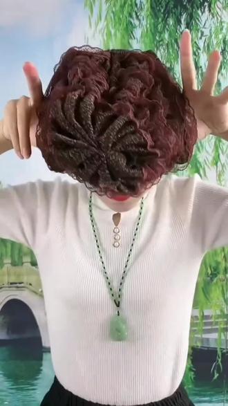 夏天到了,给爱美的姐妹们推荐一款时尚百搭的蕾丝包头帽,透气轻薄的面料,戴着舒适又好看,可以很好的修饰头型,不管是逛街聚会还是出门旅行都可以戴它,喜欢的姐妹赶紧入手吧!