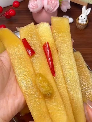 . 脆爽大刀萝卜皮,鲜辣开胃超入味。薄如蝉翼,一口下去,酸辣汁水迸发,佐餐解腻,是舌尖上的清爽小惊喜!