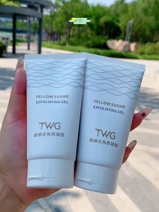 化妆桌上一定要有一瓶这样的去角质凝胶,它能让你的皮肤变得更好。这个TWG黄糖去角质凝胶真的很好用,温和亲肤,可以有效去除脸部的老废角质,让你的脸更干净、更光滑。而且它的质地很细腻,用起来不会刺激皮肤,也不会拔干紧绷,快来试试吧!