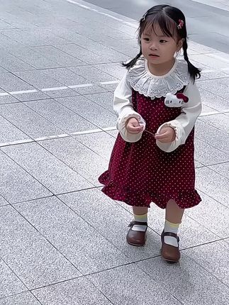 快给你家小公主安排一套这样的童装吧!这套衣服是专为女童设计的,它采用的是棉质面料制成,穿上特别舒服,而且很透气。整套衣服都是经过精心设计的,看起来非常的洋气又时尚。#女宝穿搭 #女儿穿搭 #公主裙 #女童套装 #女童连衣裙