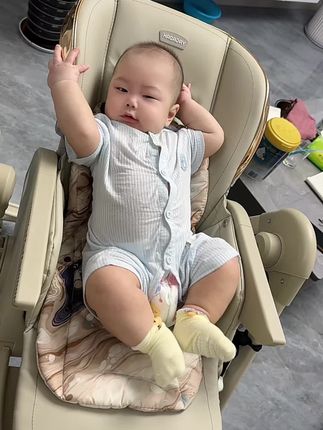 给儿子买了一个摇篮餐椅,不仅可以坐着吃饭还可以荡秋千#餐椅 #好东西一起分享