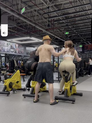 80款奥迪碰瓷新能源~ @拜托了亚辰老师 @霸王龙女孩~美美 #猪哥玩不起