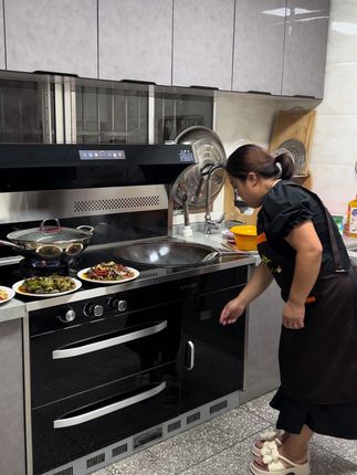 柴火集成灶,是我老公公司生产的!鱼是我老公今天下雨摸的上水鱼。柴火,是我们一家人冬天在山上砍的!我是地地道道的农村人!我也是在帮我老公卖灶的,我老公做的产品呢,就是贵,他总把品质放在第一位,从不管价格问题,他总是说别人要是自己会做灶,他也会选择好的品质好的材料来做自然成本就高了#人间灶#无烟柴火集成灶#厨房电器