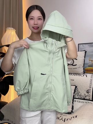 2025女童春秋新款连帽冲锋衣外套!超洋气,连帽设计又潮又能护娃,春秋穿刚好应对温差,防风还显利落、牛仔裤,鲨鱼裤、小卫裤都好看, 宝妈闭眼入,不踩雷!#女童外套 #外套穿搭 #酷女孩穿搭 #休闲穿搭 #春秋穿搭