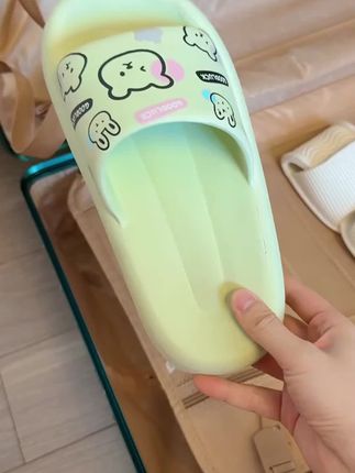【旅行折叠拖鞋】店铺名称(布艺生活居家坊) 现在出去玩,谁还穿酒店的拖鞋呀?我都是带这种一次性的拖鞋,它是可以折叠的,小巧轻便,放在行李箱里一点也不占空间。而且它很软很舒服,穿上就跟踩在云朵上一样,走起路来一点都不累脚,不管是出门旅游还是去海边度假,都可以备上一双,再也不用担心没鞋子穿了。