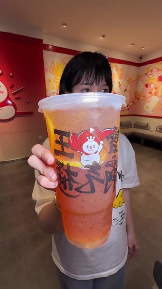 蜜雪霸气桶回归!一桶一天都喝不完!#雪王柠檬茶 #蜜雪冰城饮品推荐 #金桔香柠霸气桶 #蜜雪霸王
