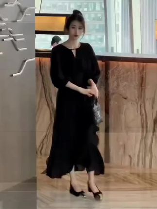 #无限回购的宝藏单品 大码连衣裙春秋2025新款法式赫本风小黑裙气质收腰遮肚减龄裙子女