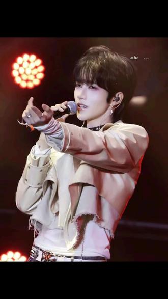 这个星星不要太帅,给邱邱看迷了吗#黄星#视觉冲击力