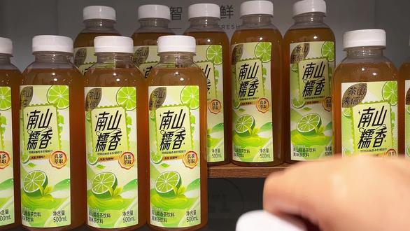线下奶茶店霸王x姬同款(青青糯山),同样的口味,同样的配料,一杯奶茶钱可以买五瓶,平时不喜欢喝白水的姐妹真的可以试试它。#南山糯香 #柠檬茶 #夏日饮品 #霸王茶姬同款 #好喝不贵