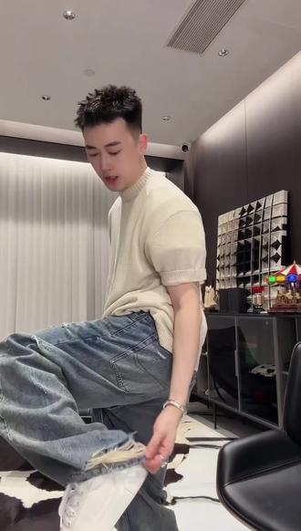 RICH陈发财【破坏之作Ⅱ】一条经典不过时的街头破坏风牛仔裤#牛仔裤 #破洞裤 #潮流穿搭 #男生穿搭