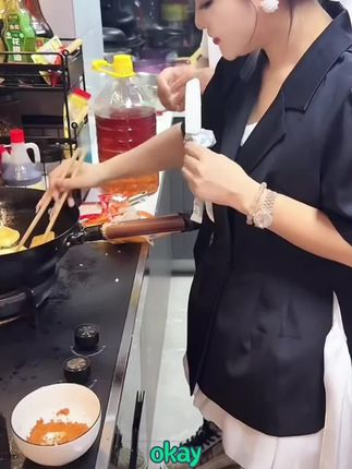 哇喔!太好吃了,直接流口水的那种哈哈!#太香啦 这个手撕豆腐干,烤出来红红的太美味了