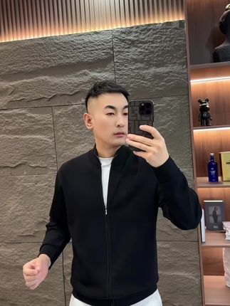 厚度恰到好处 既能抵御早晚微凉,又不会在正午升温时显得臃肿#品质男装 #简约大气 #时尚穿搭