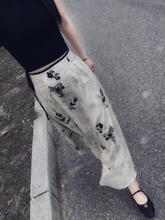 后海没有海,只是一条酒吧街。灯红酒绿只是匆匆过场,柴米油盐才是生活的归宿,有人喝了酒,眼里全是温柔和浪漫,也有人喝了酒,眼里全是泪水和心酸…#夏季穿搭 #穿搭分享