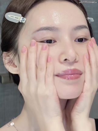干燥起皮、外油内干的看过来!这罐冻干粉睡眠面膜真是宝藏。 在睡眠中悄悄给肌肤补水,温和养护,用完感觉底妆都更服帖了,肌肤状态透亮不少~ #冻干粉面膜 #夜间修护 #保湿推荐