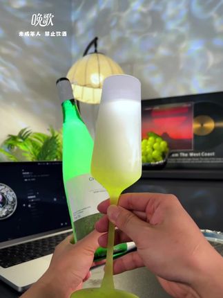 "创意枯竭时来一杯!雷司令复杂的果香层次能激发灵感,蜂蜜甜中带着柠檬皮的清新,让思维重新活跃起来~"