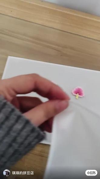 拼豆三色教程来咯!
用的是粉色的替代的。你们可以自己选择颜色。图纸放在评论区咯。自己找找哦。做这种的时候一定要多压一会儿压融化,压很薄,才好做造型。要不然弯曲不了那些细小的花瓣周围的褶皱。然后要注意的是一定得带个手套保护自己。要不然就会沸沸沸!!烫手!要是有铁手选手也可以试试。我刚开始也是徒手弄的。不过烫的有点痛了。才带的手套。还有就是周围皱纹不满意可以用夹板继续加热重新塑形。记得不要使劲儿夹,要夹断。##拼豆 #拼豆图纸 #拼豆教程 #三色堇 #手工