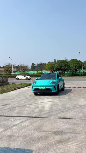 #欧拉5
#欧拉汽车
#自动泊车入位
欧拉5有一个对新手司机
非常好用的功能
自动泊车
能识别两百多种车位,
有线没线都好停
还可以拖动自定义停车
想停那就停那。
水平,垂直,斜着都好停