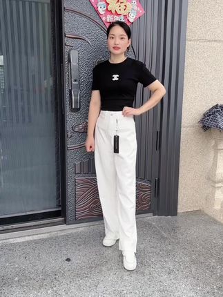 拉夏贝尔新款白色阔腿牛仔裤! #创作灵感 拉夏贝尔秋季新款白色阔腿牛仔裤,是女装爆款单品。采用休闲高腰版型,能打造纯欲慵懒风,适配秋季穿搭需求。面料舒适,部分含氨纶更具弹性,100斤左右人群可选S或M码。吊牌价约328元,线上常售159元左右,还分小个子、常规、高个子款,满足不同身高需求。#阔腿裤#休闲裤#时尚潮流@抖加🔥上热门🔥dou+🔥热点宝