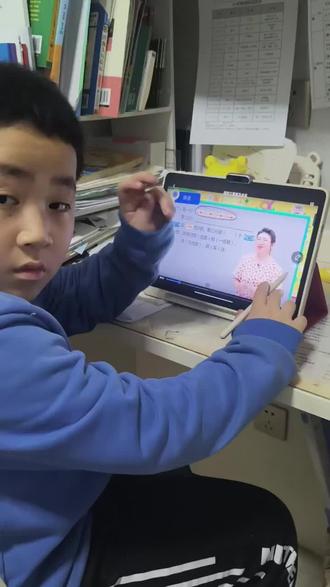 朋友问,用学习机抄答案怎么办。我孩子也在幼小衔接,用学而思学习机X5时,王牌练习里的题做错了,系统会直接把错题收进错题本,然后给同类型新题让他举一反三。答案都是锁着的,想看也看不了。反正他得自己琢磨,弄懂为止,过程挺清晰的,我和老人看后台就能知道卡在哪,不用再争该不该告诉答案了。