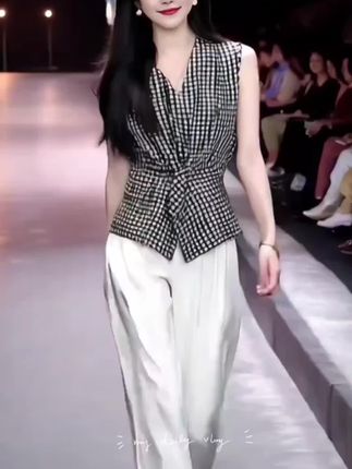 拉夏贝尔高级感时尚无袖上衣显瘦阔腿裤休闲#我的绿色生活 #用剪映出大片 #今天你学会了吗