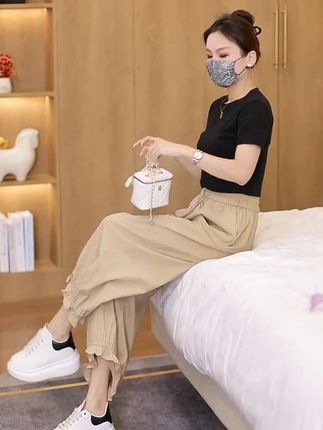 夏天就要穿这种冰凉透气的速干灯笼裤出门,它不仅宽松舒适,还非常显瘦,尤其是腿粗胯宽的女生穿上简直太美了!而且它的面料是速干冰丝材质,特别适合炎热的天气穿,再加上独特的灯笼裤设计,让你怎么搭配都好看。这么漂亮的裤子,赶紧点击下方链接下单吧!