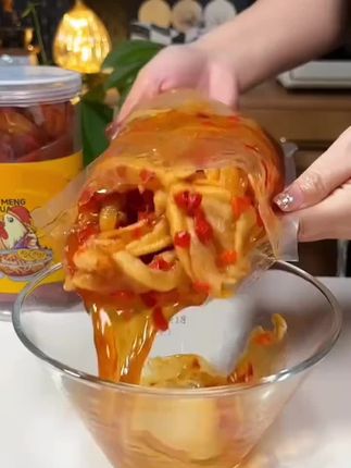 夜宵追剧来上一口这个无骨鸭掌,饿了馋了就吃这种高蛋白的食物、麻麻辣辣的Q弹脆爽又解馋,太爽太太太好吃!!这个是我第8次回购的了!!#酸辣无骨鸭掌#无骨鸭掌#鸭掌#解馋小零食推荐#好吃到停不下来