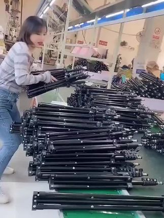 落地式多功能手机支架,可升降多角度调节,追剧、直播、视频通话全适配,稳固不晃,解放双手更自在。