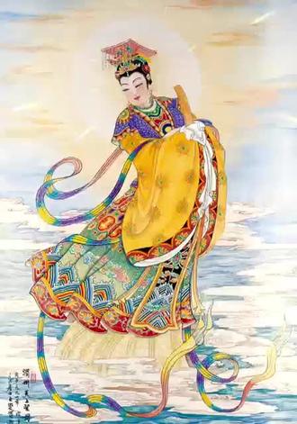 农历三月廿三,天妃圣母妈祖圣诞!恭诵宝诰,可获福无量!
妈祖是历代海洋贸易者、船工、海员、旅客、商人和渔民共同信奉的神祇,尤其是在福建、广东、海南、台湾、东南亚中有广泛的妈祖信仰,许多沿海地区均建有妈祖庙。
妈祖,尊为海上女神,又名天后圣母,天王母后。北宋、南宋、元、明、清几个朝代都对妈祖多次褒封,并列入国家祀典,从宋朝起至清朝,历代皇帝先后36次册封。
据《正统道藏》洞神部本文类《太上老君说天妃救苦灵验经》记载:“於是天尊乃命妙行玉女降生人间,救民疾苦,乃於甲申之岁,三月二十三日辰时,降生世间。生而通灵,长而神异,精修妙行,示大神通,救度生民,愿与一切含灵解厄消灾,扶难拔苦,功圆果满,白日上升,土神社主奏上三天”。
太上老君看到江河湖海翻舟覆船,损人性命,乃命妙行玉女降生人间,玉女降生之日为三月二十三日,救民济苦,是为天妃。
妈祖宝诰
志心皈命礼
坤舆合撰,嵩岳钟灵。降生于兜率仙宫。正位于泉源水府。嘘风吸雨,统江淮河海之宗。佑国庇民,济西北东南之险。普陀证果,湄屿生辉。大悲大愿,大孝大仁。敕封护国庇民明著妙灵照应宏仁普济天后圣母太极元君。
志心皈命礼。
母仪配地,圣德参天。通玄灵体,默静神仙。闽省威灵赫赫,湄州惠泽绵绵。阳神每显,救世垂怜。比比振彝伦之化,悠悠效道学之玄。抱慈悲扶危济困,施侧隐广度善缘。圣德在水,妙法大干。至贞至节,无袒无偏。寻声救苦救难,随心消祸消愆。大悲大愿,大圣大慈。玉封天后天上圣母元君。
志心皈命礼。
普陀胜境,兴化湄州。圣德参天,国家忠孝无双女;母恩配地,闽省功名第一人。灵应威德,非常孝感。传古圣之道统,学先祖之慈仁。神通广大,救厄而平波息浪;惠心庇民,扶危而起死回生。大慈大悲,救苦救难。护国庇民,明着妙灵昭应,弘仁普济天妃,天上圣母,太极元君。
志心称念弘仁普济天妃,不可思议功德。
