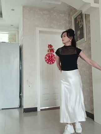 亲爱的亲人朋友们周末愉快,好久没跳舞,来学跳一曲亲爱的你在哪里