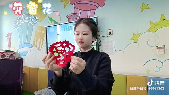 指尖的小魔法!一张纸+一把剪刀,就能解锁幼儿园专属剪纸乐趣,新年窗花剪起来~