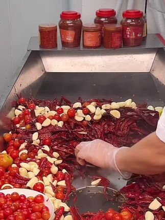 主播专属 贵州毛辣果糍粑辣椒 打开内盖注意边缘锋利#糍粑辣椒 #辣椒酱 #辣子鸡 #麻辣鲜香 #好吃不贵