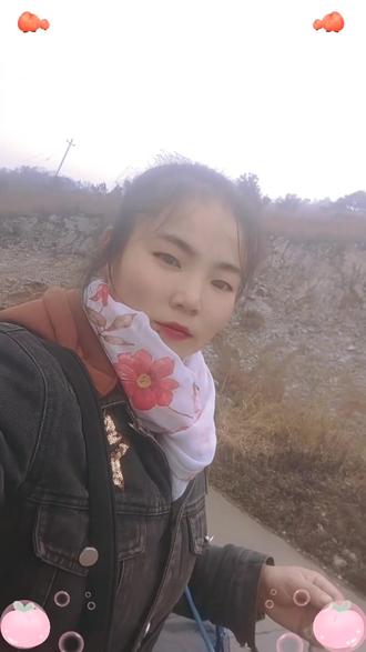 谁说的?冷得很,谁来陪你散步,就不冷了。