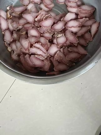 干煸里脊肉这是我们亲子制作包括这里脊肉都是我自己腌的。我买别人的我都不放心,我一定要用弄好东西,要不做都不做做的不好。