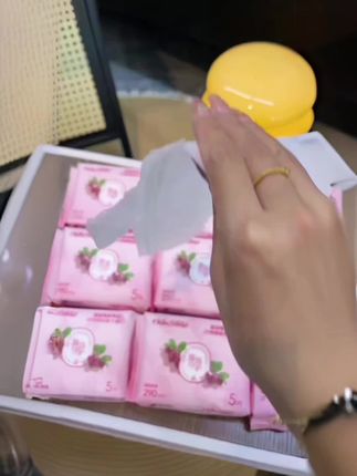 公主们这么薄还巨能吸的卫生巾你们体验过吗?就是这款莓莓守护卫生巾,轻薄透气巨能吸!新品上新,趁划算赶紧囤!#卫生巾#女生必备#超薄透气#生理期#种草