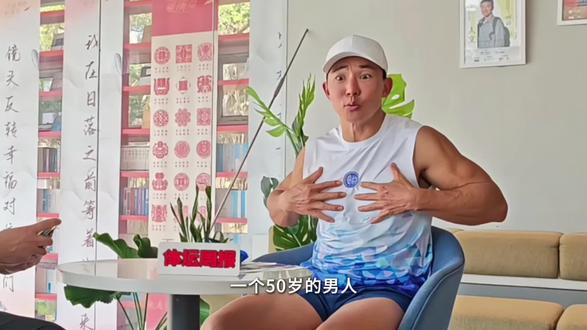 去年年底,三亚马拉松请来了“全民健身教练”#刘畊宏 担任官方加油官,不仅领衔赛前热身还与跑友畅跑三亚滨海赛道,活动后刘畊宏接受了体坛周报的采访。
除了直播健身还在做哪些工作?对体重管理方面有什么建议?作为演员、歌手、综艺达人、健身主播,个人最看重哪个标签?通过这个视频,让我们一起来听听他的回答。#正能量传递 #采访