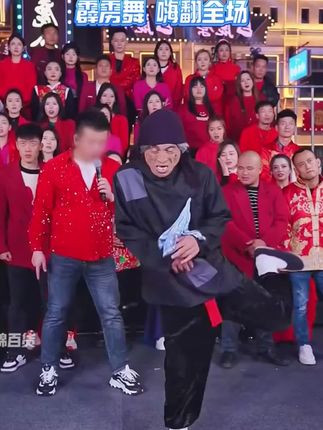 山东疯婆婆来踢馆木森大舞台,霹雳舞,机械舞带动全场,果然世界 是属于老一辈的,老年正是出来闯荡的好时机#木森 #木森大舞台 #嗨翻全场 #木森大舞台有才你就来 #多才多艺
