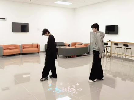 其实你俩都超在意,穆祉丞王橹杰就说了一次自拍丑你就鼓励他拍出来了哪张双人卡对吧,还有你俩有合照就放出来用你们自己的账号,有时候不好意思的,给我发,师兄放和师弟合照不是理所应当吗?#双人