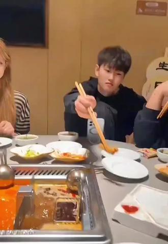 “他这次拿起了筷子,但没有说出那四个字”#少羽