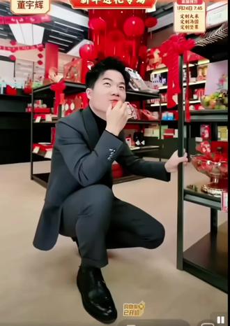 #董宇辉拥有暖评最多的评论区 #董宇辉#与辉同行#哈哈 #彪哥 的草莓梗