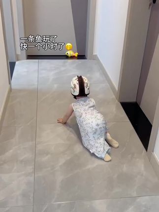 一条摇摆鱼玩了快一个小时了🤭崽崽可喜欢追着玩了用来追视学爬 很实用,#摇摆鱼 #学爬玩具 #学爬行的小宝宝 #根本停不下来 #宝宝爬行