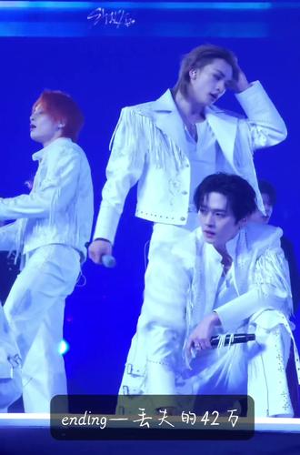 哥跳的很爽,下面看的也很爽,至于耳链…就…难说了
#黄铉辰 #耳链 #straykids #SBS